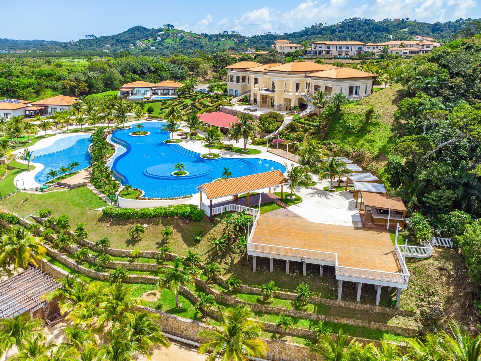 Aerial view of Pristine Bay and the Pr&oacute;spera development on Roat&aacute;n