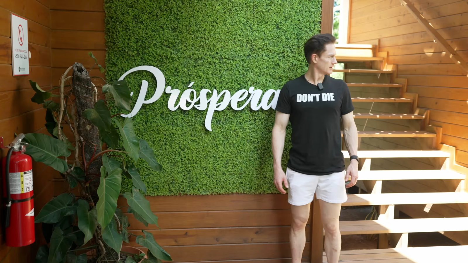 The Pr&oacute;spera sign on Roat&aacute;n